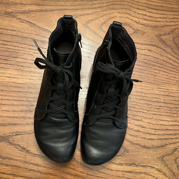 Naot Patu lace up ankle boots, size 38 (7.5) - Picture 5 of 16